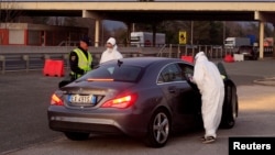 Slovenia - Medical staff check a passenger in a car for coronavirus (COVID-19) at the border crossing with Italy in Vrtojba, Slovenia, March 11 , 2020. 