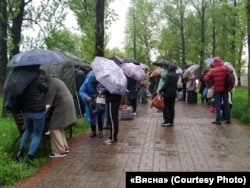 Очередь у тюрьмы на улице Окрестина в Минске – в единственный день недели, когда у родственников принимают передачи для заключенных