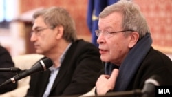 Ön tərəfdə Viktor Yerofeyev, arxa fonda O.Pamuk Makedoniya, 2013