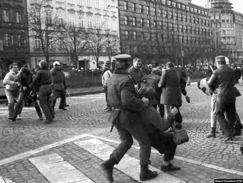 Полициялъ нахъе хъамулеб буго студентазул демонстрация. &nbsp; &nbsp;