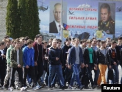 Вожди и молодежь. Школьники и студенты на экскурсии на военную базу в Ставрополе, украшенную портретами Владимира Путина и Сергея Шойгу