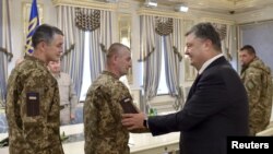 Порошенко приветствует украинских военнослужащих, освобожденных из плена 