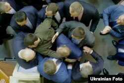 Депутаты "Оппозиционного блока", считающегося пророссийским, в Верховной Раде во время стычки со своими оппонентами