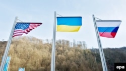 Флаги США, Украины и России на медальной церемонии Паралимпиады в Сочи