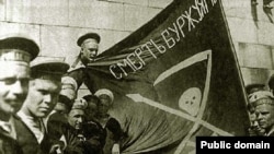 Революционные матросы с балтийского линкора "Петропавловск" в 1917 году. Многие из них четыре года спустя приняли участие в Кронштадтском восстании против большевиков